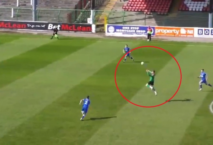 VIDEO: Cầu thủ dùng 'thiết đầu công' ghi bàn khiến đối thủ choáng váng