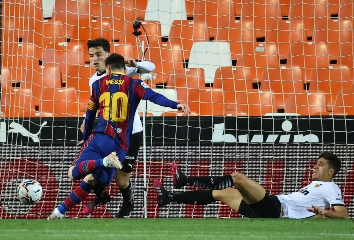 Messi chói sáng giúp Barca tiếp tục đua vô địch
