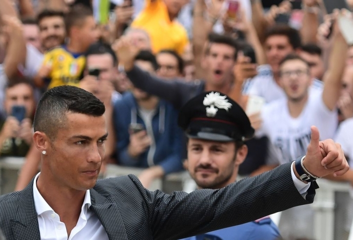 Ronaldo đánh tiếng, đại gia châu Âu chỉ chờ ngày công bố
