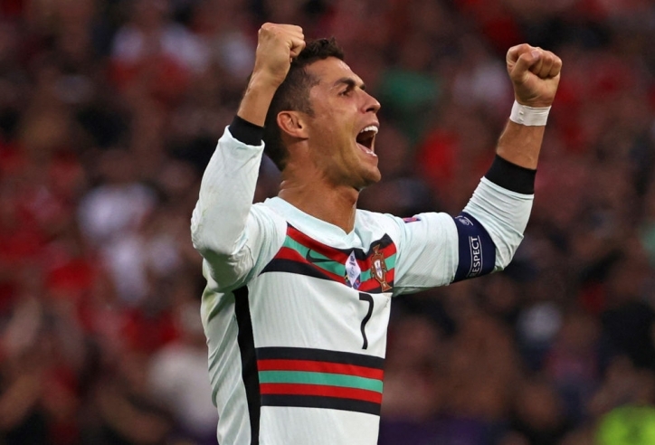 Ronaldo lập cú đúp, Bồ Đào Nha đại thắng ngày ra quân