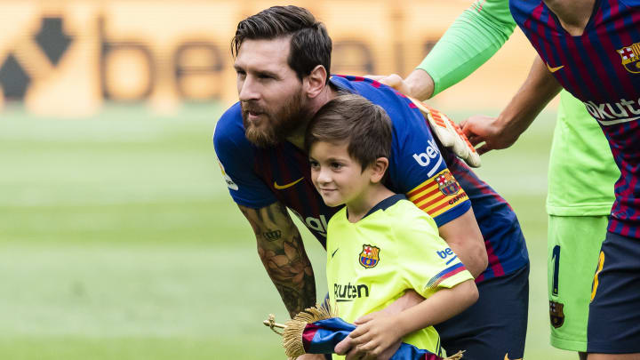 Hàng chục triệu lượt xem ba bố con Messi trổ tài chơi bóng