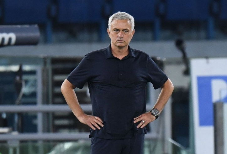 Mourinho 'giận cá chém thớt' sau trận thua Lazio