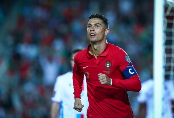 Ronaldo lập cột mốc khiến tất cả phải ngả mũ