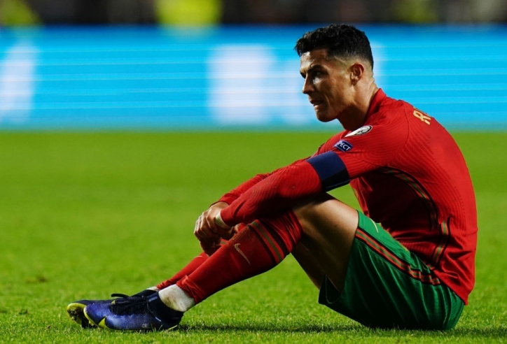 Ronaldo không thể cầm nước mắt khi mất vé dự World Cup 2022