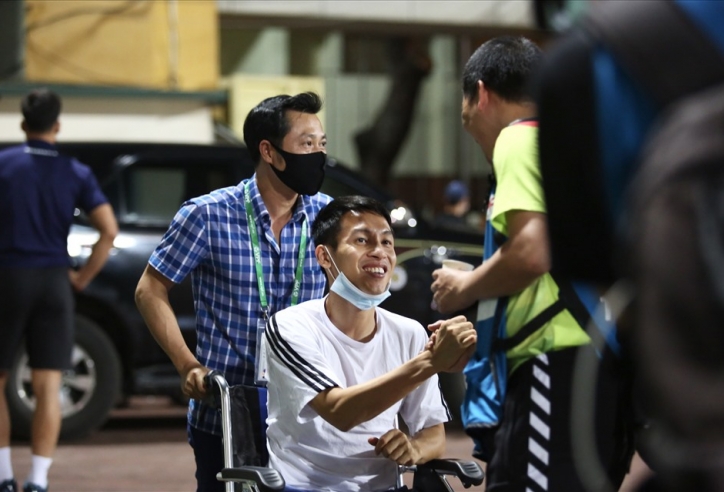 VIDEO: Hùng Dũng ngồi xe lăn đến cổ vũ cho Hà Nội FC