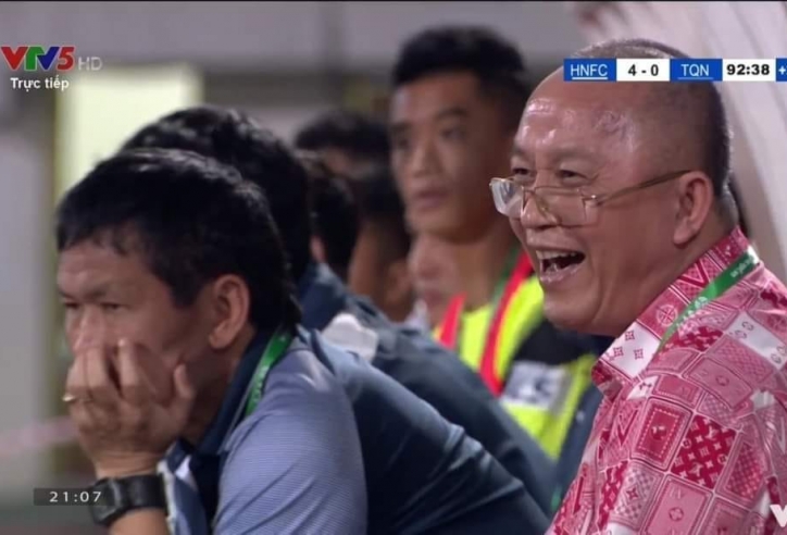 Chủ tịch CLB Quảng Ninh cười tươi khi đội nhà bị dẫn 4 bàn