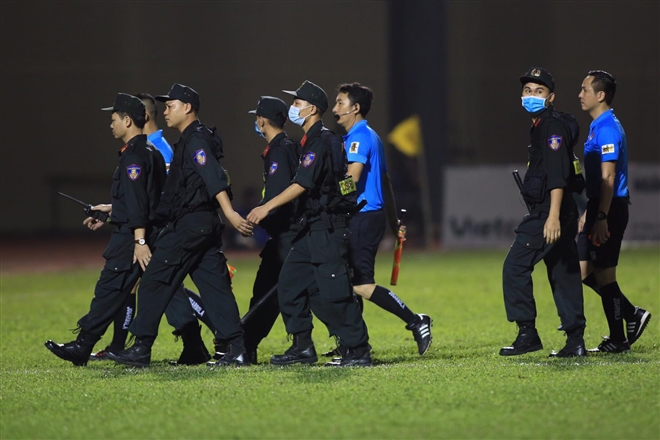 Cảnh sát cơ động 'giải vây' cho trọng tài rời sân