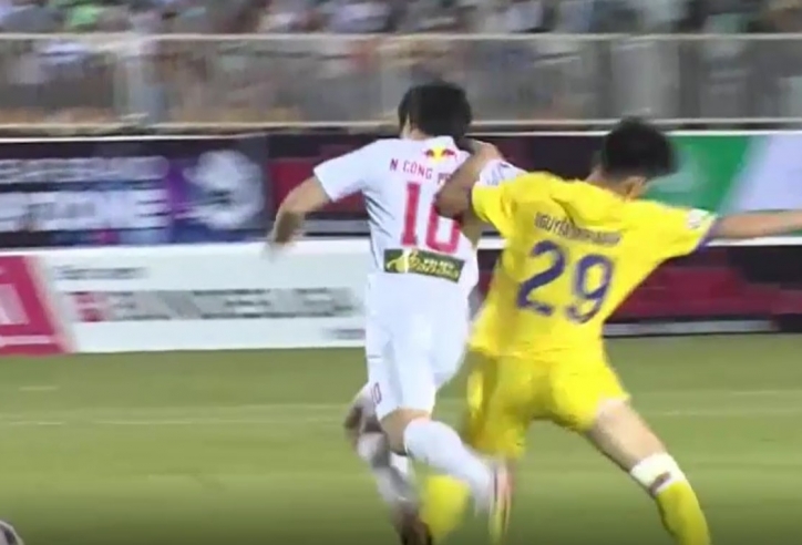 VIDEO: Pha vung tay tranh cãi của Công Phượng với cầu thủ Nam Định
