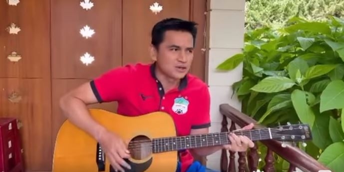VIDEO: Kiatisak hát tiếng Việt siêu hay