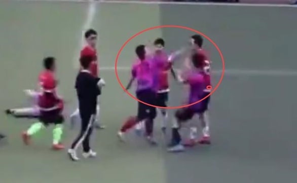 VIDEO: Cầu thủ Trung Quốc đá phi thể thao đạp thẳng mặt đối thủ