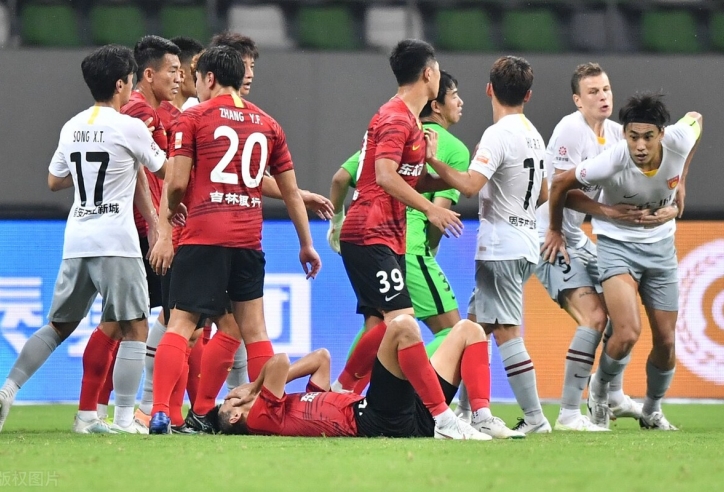 Cay cú vì bị nợ lương, tuyển thủ Trung Quốc ẩu đả ngay trên sân