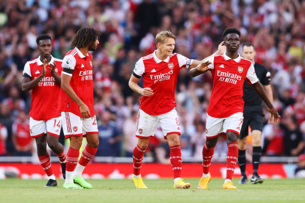 Đứng đầu Ngoại hạng Anh, Arsenal vẫn bị chê ‘chó ngáp phải ruồi’