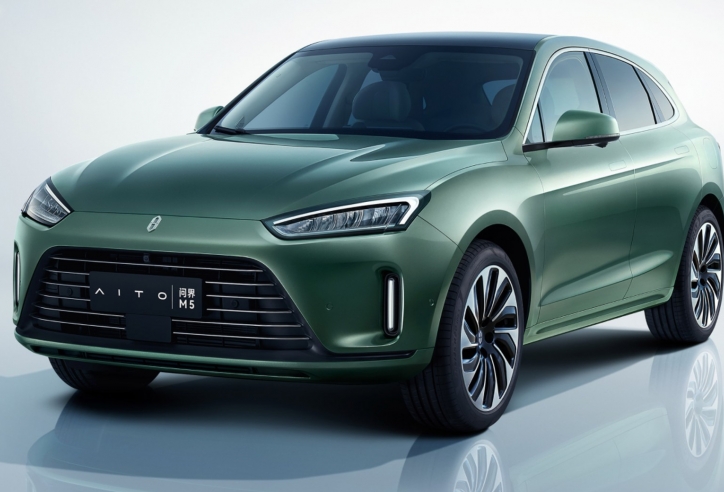 Huawei cho ra mắt mẫu SUV điện đầu tiên của hãng nạp điện bằng... xăng