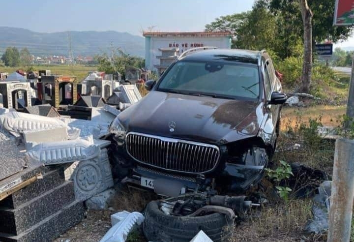 Vì nhặt điện thoại, 'biệt thự di động' Mercedes-Maybach GLS 600 tông thẳng vào bia mộ