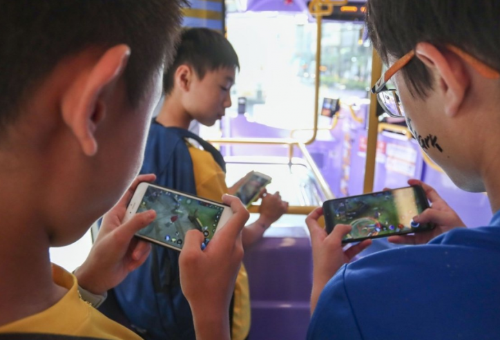 Cậu bé Trung Quốc cầm 70 triệu tiền 'học trực tuyến' đi nạp game online