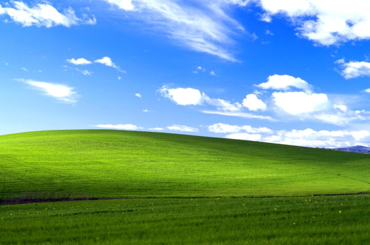 Game thủ Minecraft tái hiện lại hình nền đồng cỏ xanh huyền thoại của Windows XP