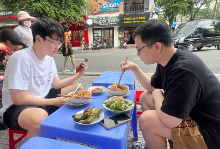 Scout sang Việt Nam ăn bún với SofM