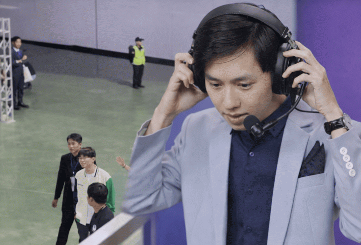 Văn Tùng đứng từ xa lặng nhìn T1 quay bước