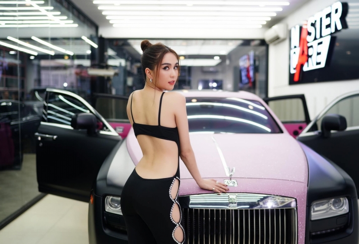 Thực hư chuyện Ngọc Trinh tậu Rolls-Royce giá 30 tỷ đồng