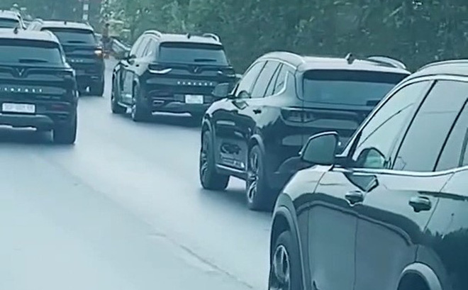 VIDEO: Dàn xe VinFast di chuyển cực ngầu trên phố như phim Mỹ