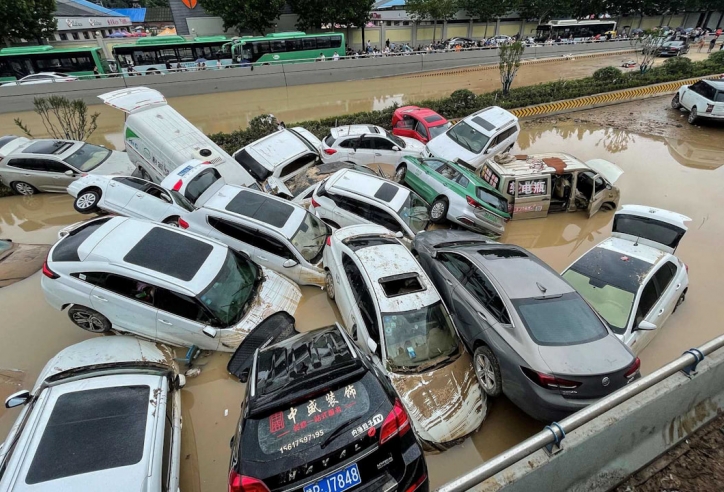 Xót xa hàng trăm ô tô ngập trong “biển nước” do lũ lụt tại Trung Quốc