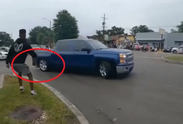 VIDEO: Bán tải Chevrolet trổ tài drift trên phố đến rụng cả bánh xe