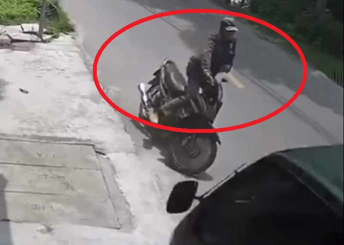 VIDEO: 'Thần chết' ngủ quên với người đàn ông đi xe máy