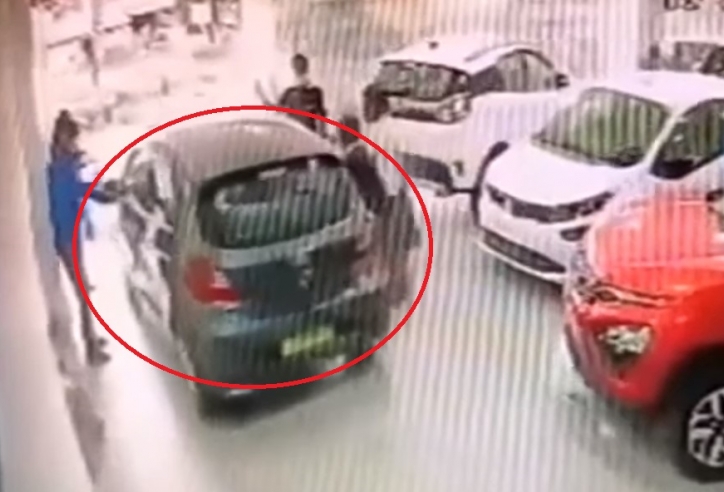 VIDEO: Vào đại lý lái thử ô tô, khách hàng lao xe từ tầng 2 xuống đất