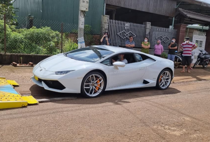 Thiếu gia Đắk Lắk 'gây sốt' khi tậu Lamborghini Huracan ở tuổi 24