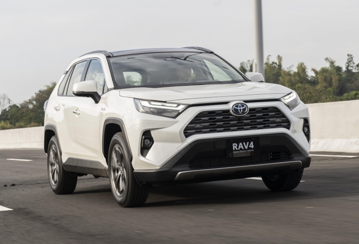 Giá 957 triệu đồng, Toyota RAV4 2022 vừa ra mắt có gì đấu CX-5, CR-V?
