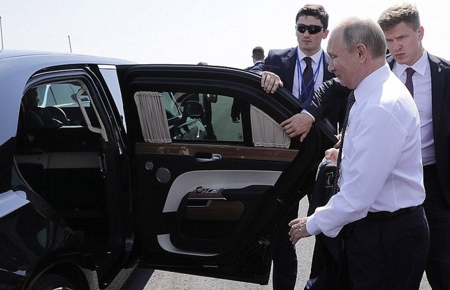 Khám phá xe limousine bọc thép “khủng” phục vụ Tổng thống Nga Vladimir Putin