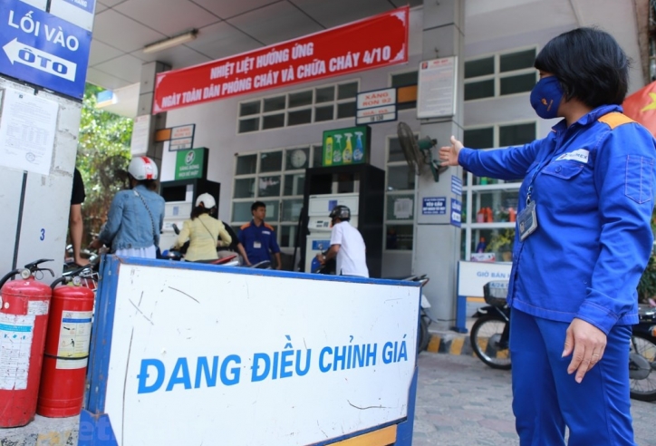 Giá xăng thiết lập mức cao kỷ lục mới tại Việt Nam, gần 27.000 đồng/lít