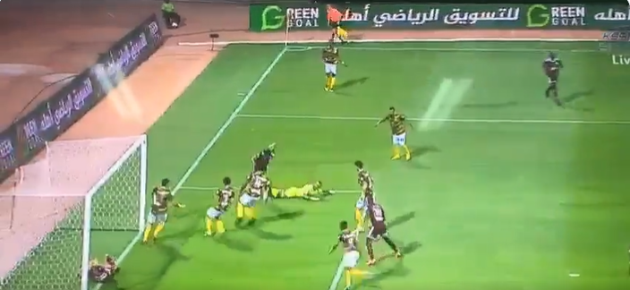 VIDEO: Ăn vạ kiếm penalty, ai ngờ làm mất oan bàn thắng của đồng đội