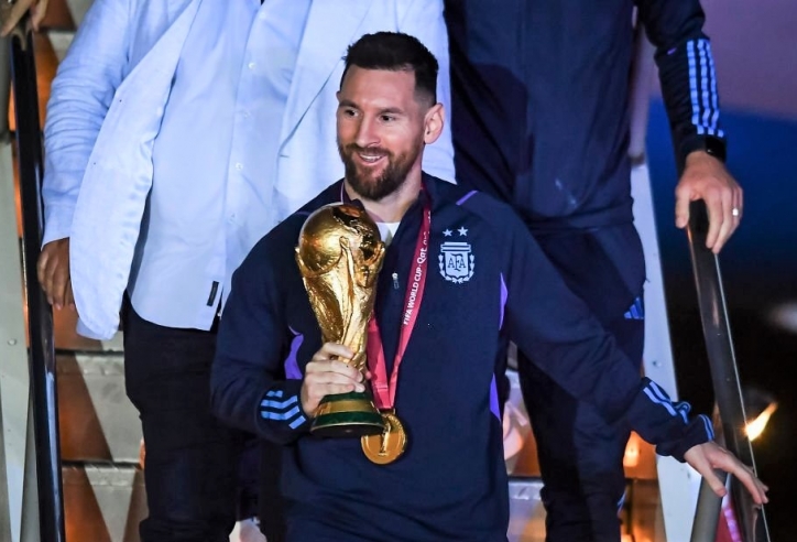 Argentina chào đón cúp vàng, Messi khiến sân bay 'vỡ tổ' trong tích tắc