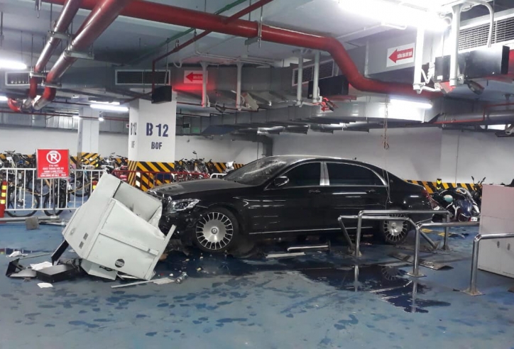 Xế sang Mercedes Maybach mất lái tông hàng loạt xe máy dưới hầm chung cư