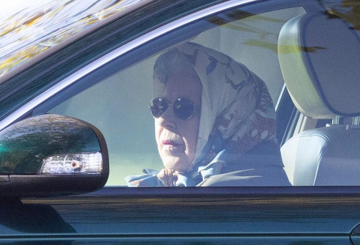 Nữ hoàng Anh Elizabeth II và niềm đam mê xe hơi đáng kinh ngạc