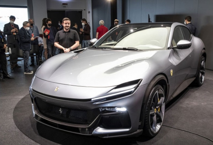 Mẫu SUV đầu tiên của Ferrari chính thức ra mắt, thiết kế siêu lạ