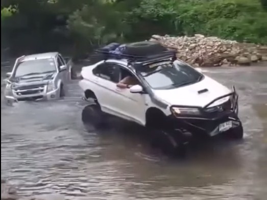 VIDEO: Honda City độ gầm cao, máy dầu trổ tài kéo xe bán tải qua suối