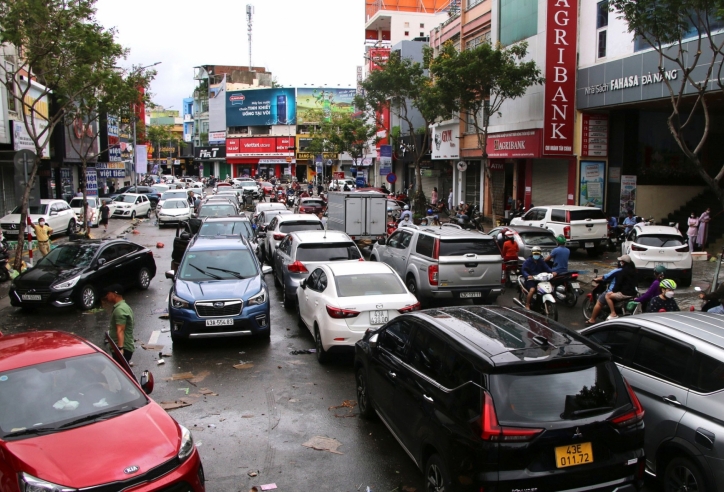 ẢNH/VIDEO: Ô tô, xe máy nằm la liệt trên đường phố Đà Nẵng sau cơn lũ lịch sử