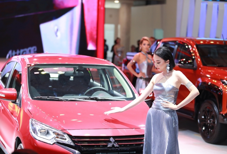 Dàn mỹ nhân chân dài hút khách tại Vietnam Motor Show 2022