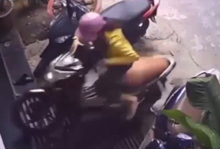 VIDEO: Nữ 'Ninja' đi xe máy bất ngờ mất lái bay thẳng vào nhà dân