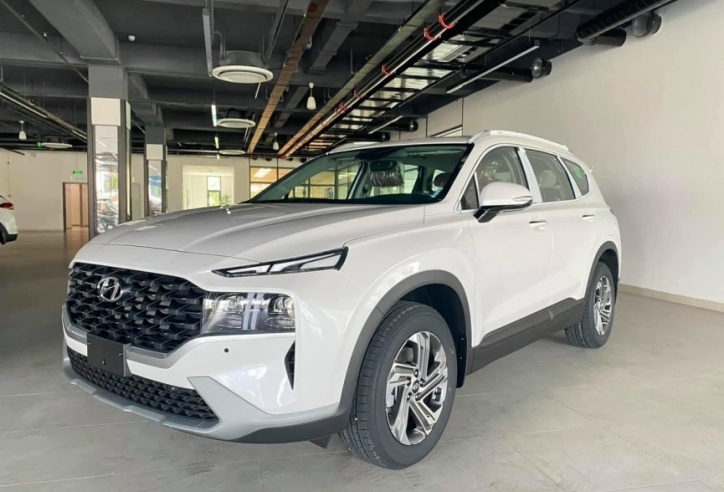 Hyundai Santa Fe 2022 tăng giá, kèm “lạc” - khách Việt bức xúc