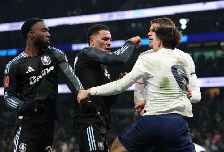 Aston Villa loại Tottenham, ghế HLV Frank lung lay dữ dội