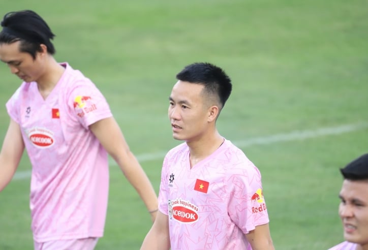 Tiền vệ ĐT Việt Nam tiết lộ bất ngờ khi rời CAHN