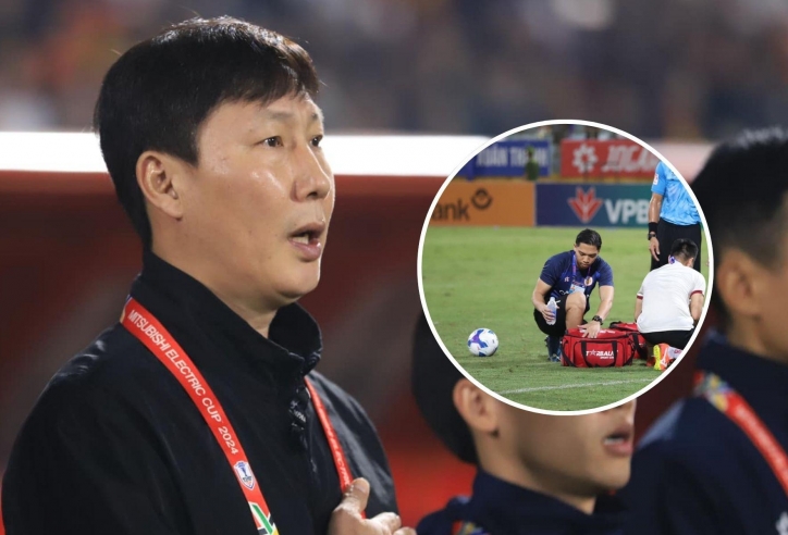 HLV Kim Sang Sik: 'Các cầu thủ ở V-League va chạm nhẹ là ngã'