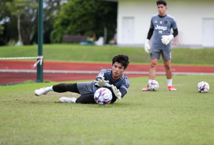 Thủ môn Việt Nam cản phạt đền khi ra mắt tại Singapore