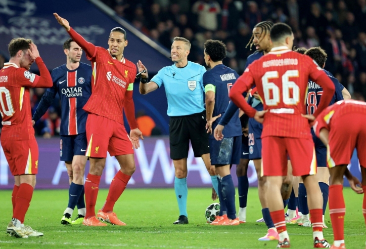 Báo Anh: 'VAR đứng về phía Liverpool'