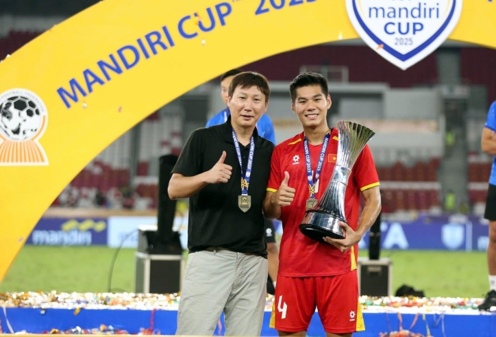 Vừa vô địch U23 Đông Nam Á, trung vệ U23 Việt Nam nâng cúp sau 2 ngày