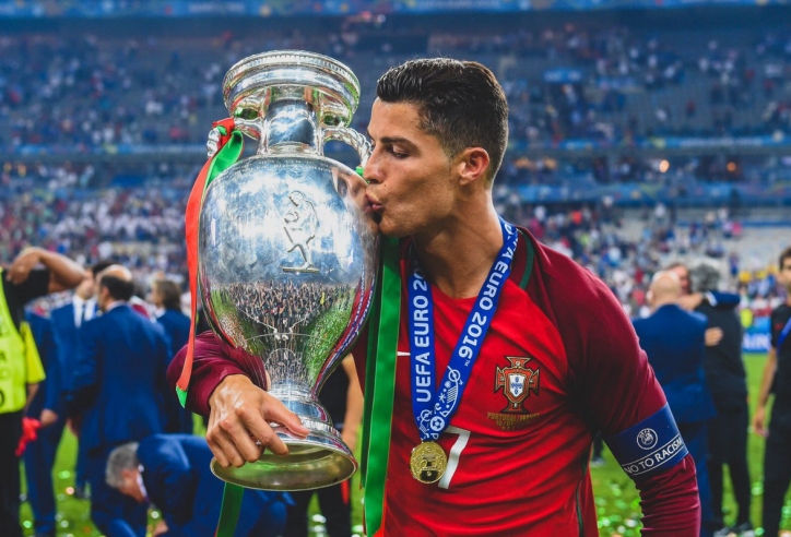EURO, kỷ lục và nước mắt Ronaldo