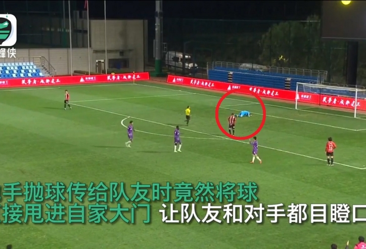 VIDEO: Thủ môn Trung Quốc 'biến thành gã hề' với pha ném bóng phản lưới nhà khó tin